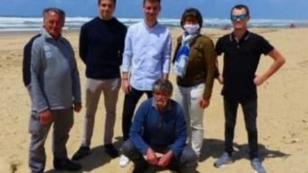 Nettoyeur de la plage de Moliets : projet mené par des étudiants de la LP TAC